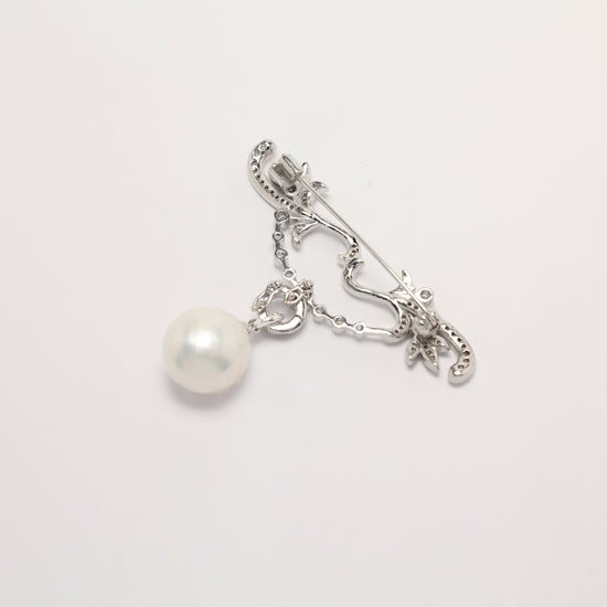Lumière Vine Pearl Brooch by NINEMOO – detail view