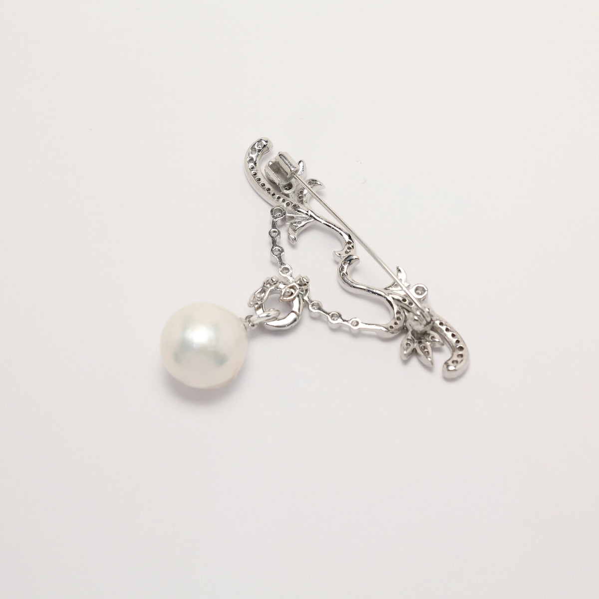 Lumière Vine Pearl Brooch by NINEMOO – detail view