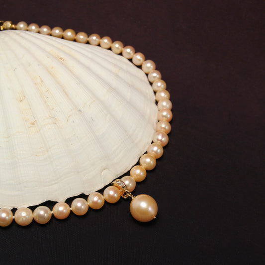 Belle Bow Signature Pearl Necklace
