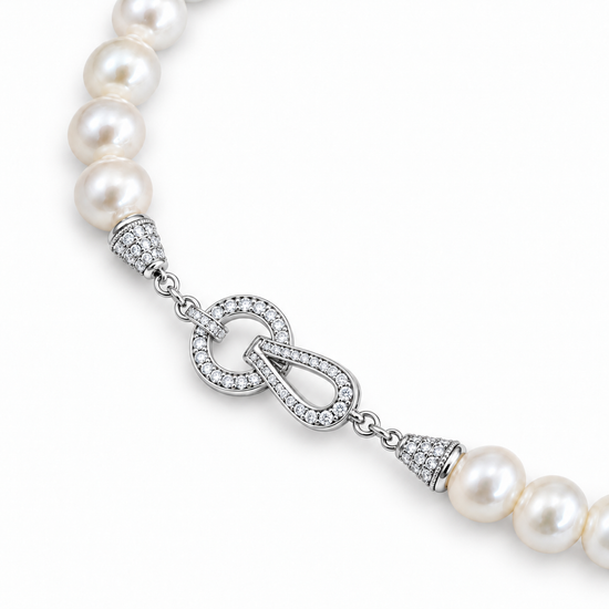 Étreinte de Perle Pearl Necklace – detail of 9 mm ivory freshwater pearls and platinum-filled Cubic Zirconia clasp