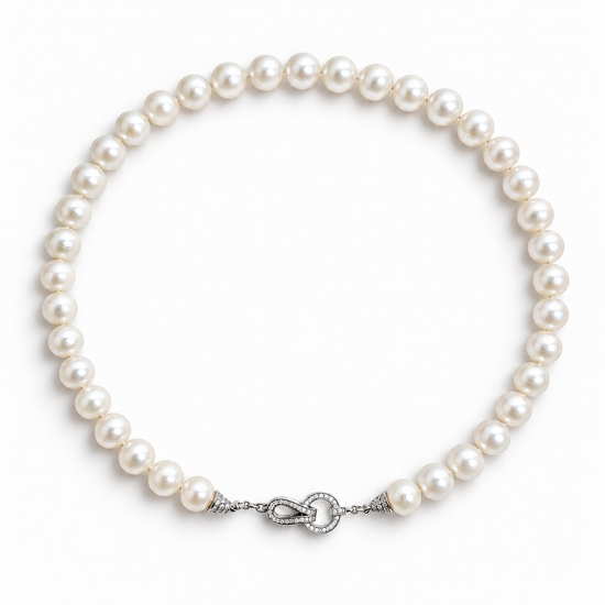 Étreinte de Perle Pearl Necklace – full view of ivory freshwater pearls and silver-tone teardrop clasp