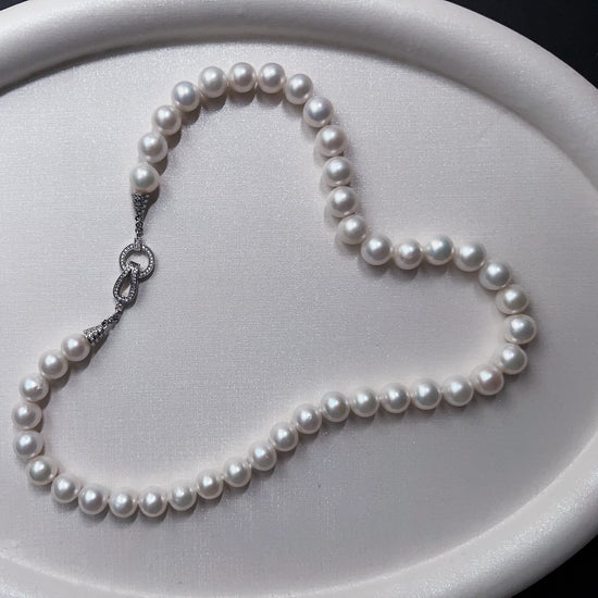 Étreinte de Perle Pearl Necklace arranged on a satin jewellery tray