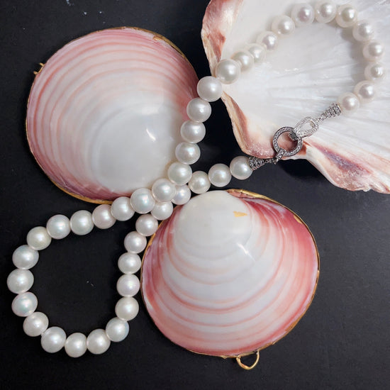 Étreinte de Perle Pearl Necklace styled on pink shells