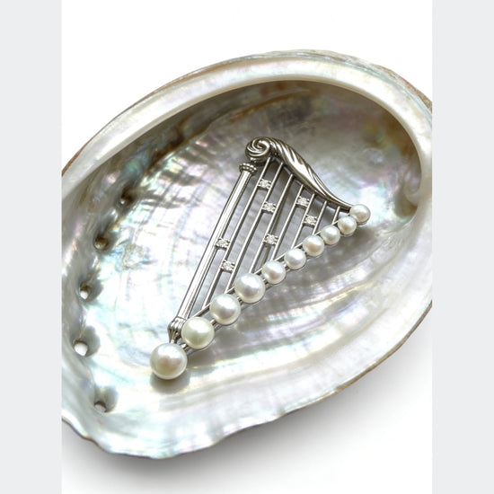 Harp of Lumière Pearl Brooch by NINEMOO – product view 6
