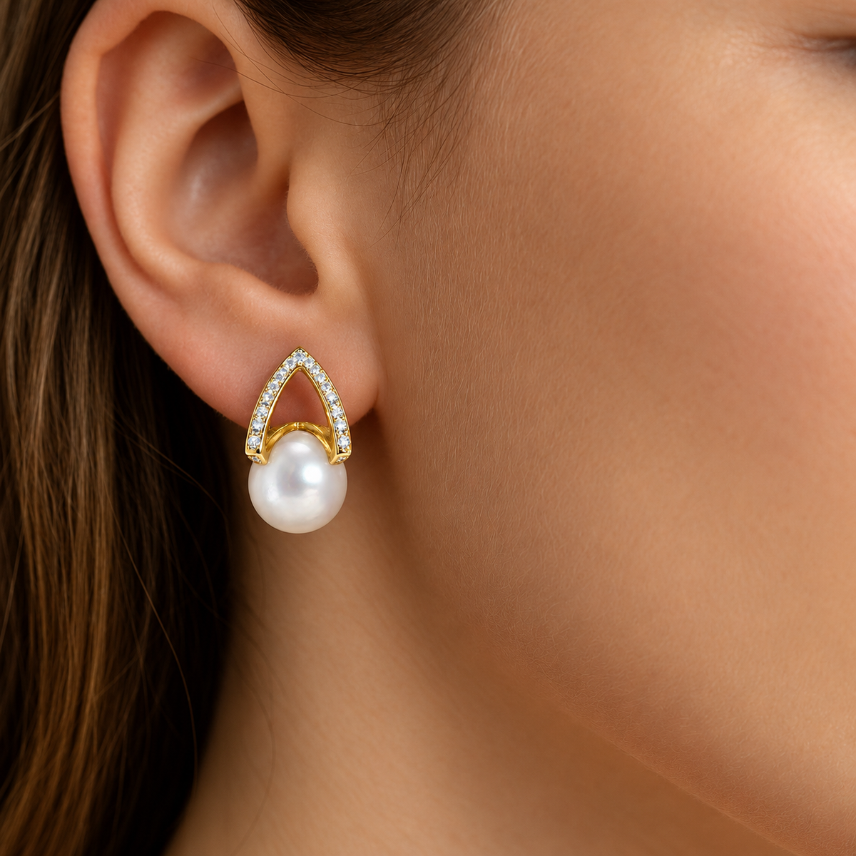 Arché gold earrings with white pearls worn on model