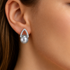 Arché silver earrings with grey pearls worn on model