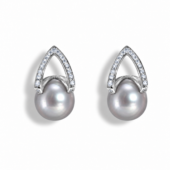 Arché Pearl Earrings – Silver with grey freshwater pearls, front view