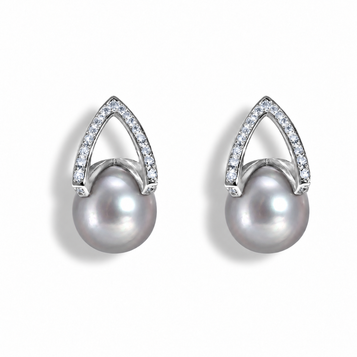 Arché Pearl Earrings – Silver with grey freshwater pearls, front view