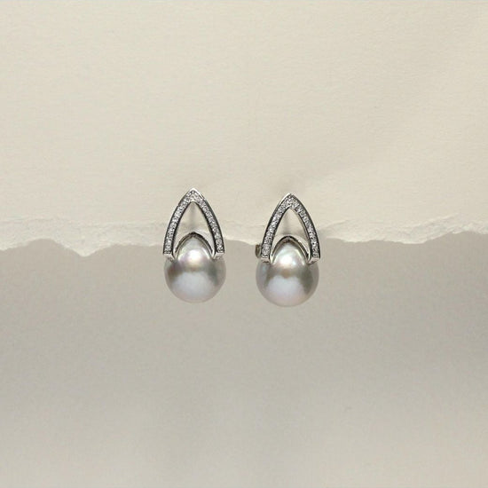 Arché silver grey pearl earrings – close-up detail on a neutral background
