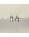 Arché silver grey pearl earrings – close-up detail on a neutral background