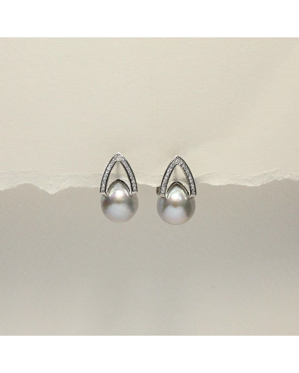 Arché silver grey pearl earrings – close-up detail on a neutral background