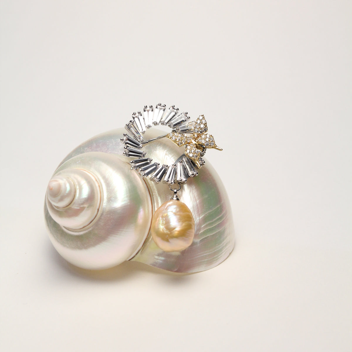 Aurora Grace Brooch-Pendant by NINEMOO – detail view