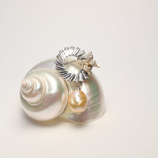 Aurora Grace Brooch-Pendant by NINEMOO – detail view