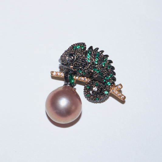 Chameleon Whisper Pearl Brooch by NINEMOO – detail view
