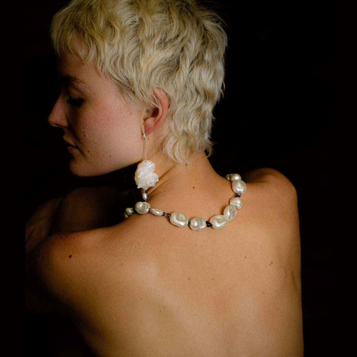 Coquille de Lune Pearl Earrings by NINEMOO – detail view