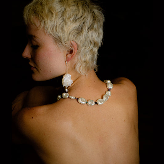 Coquille de Lune Pearl Earrings by NINEMOO – detail view