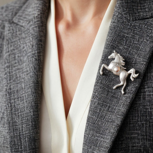 Gallant Stallion Pearl Brooch-Pendant by NINEMOO – detail view