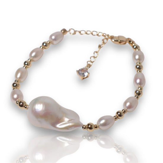 Golden Baroque Pearl Glow Bracelet by NINEMOO – detail view