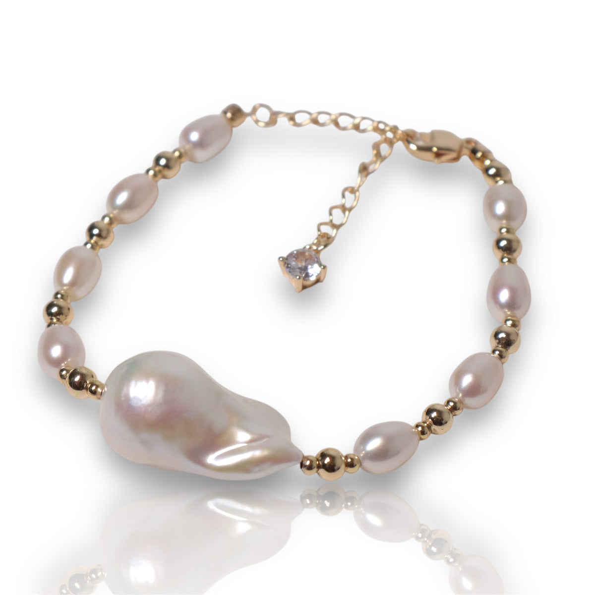 Golden Baroque Pearl Glow Bracelet by NINEMOO – detail view