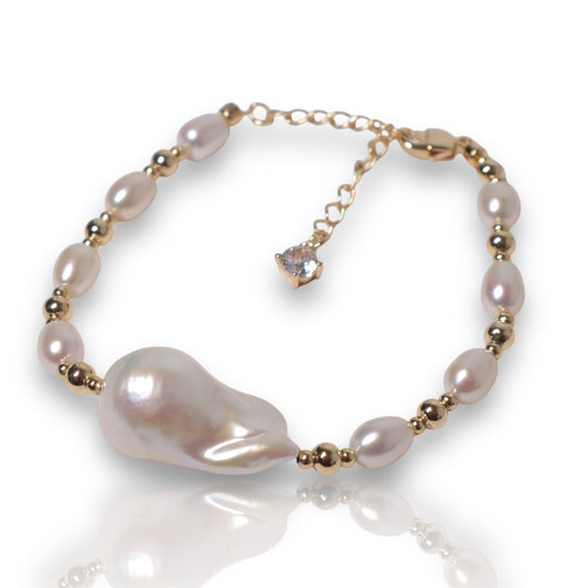 Golden Baroque Pearl Glow Bracelet by NINEMOO – detail view
