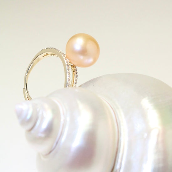 Golden Glow Baroque Pearl Ring by NINEMOO – detail view