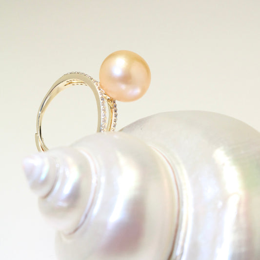 Golden Glow Baroque Pearl Ring by NINEMOO – detail view