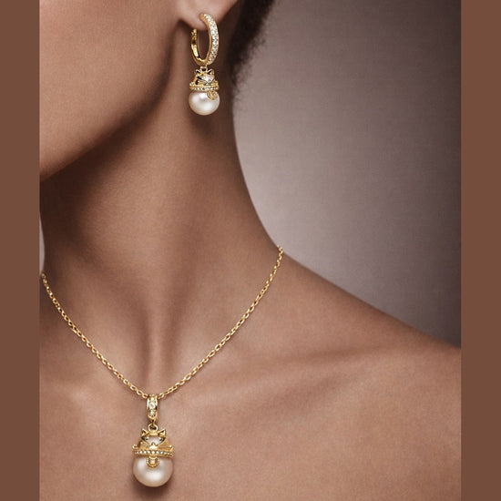 Guardian Cat Pearl Necklace by NINEMOO – detail view