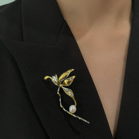Lilium Paradox Brooch by NINEMOO – detail view
