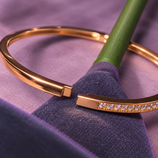 Lueur Rosée Éclat gold bangle cubic zirconia and clasp detail