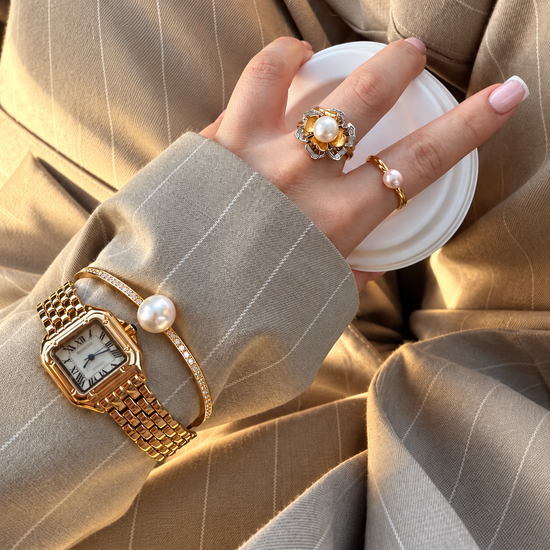 Lueur Rosée Éclat Pearl Bangle worn on the wrist