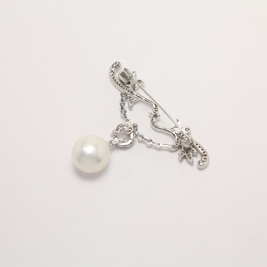 Lumière Vine Pearl Brooch by NINEMOO – detail view
