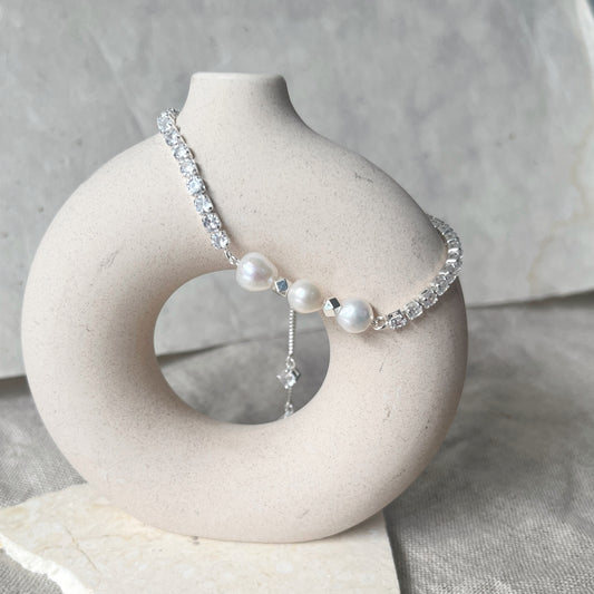 Lustre Pearl Tennis Bracelet by NINEMOO – detail view