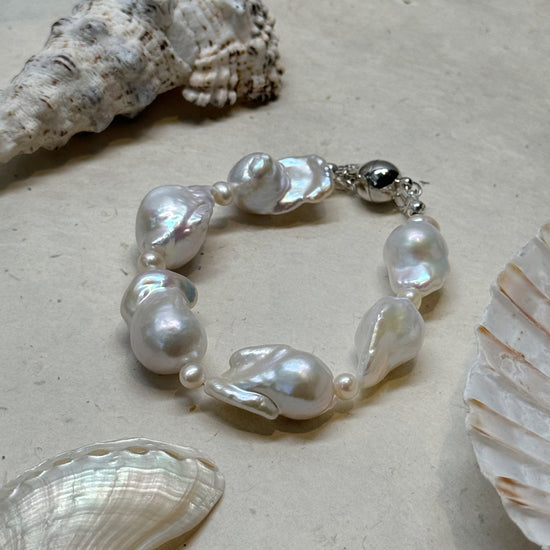 Baroque Pearl Bracelet by NINEMOO – detail view