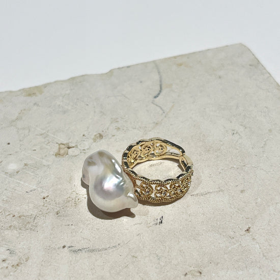 Mermaid Tail Baroque Pearl Ring by NINEMOO – detail view