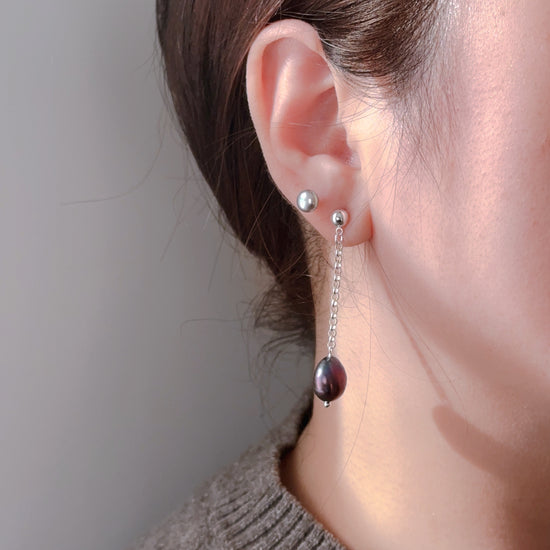 Midnight Baroque Pearl Silver Earrings by NINEMOO – detail view