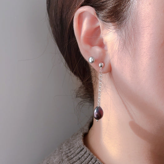 Midnight Baroque Pearl Silver Earrings by NINEMOO – detail view