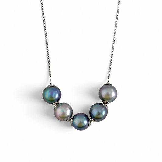 Nacre Noire five pearl necklace white background
