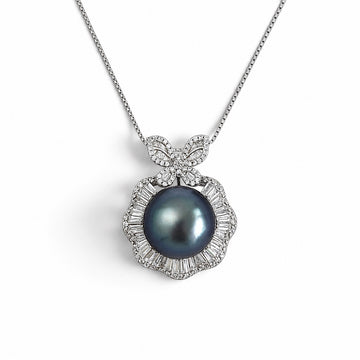 Nacre Noire halo necklace white background