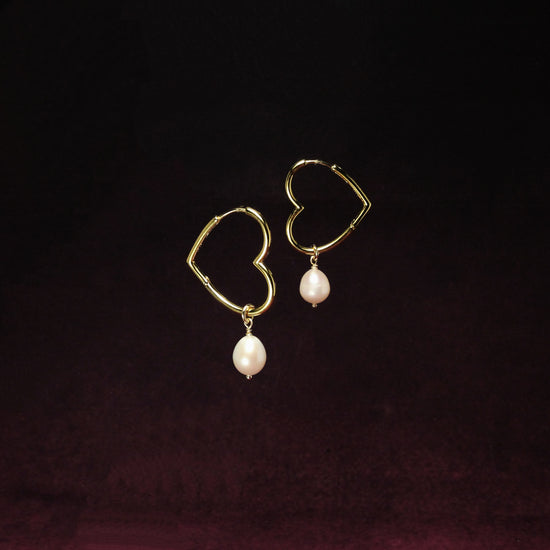 Pearl Huggie Heart Earrings by NINEMOO – detail view