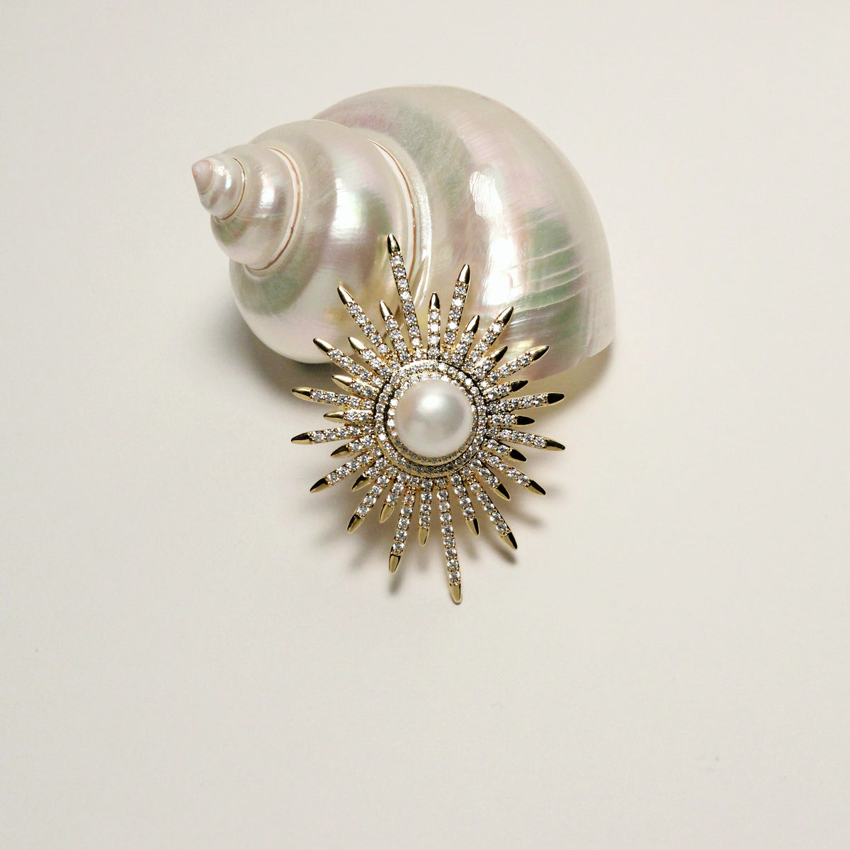 Solar Radiance Brooch-Pendant by NINEMOO – detail view