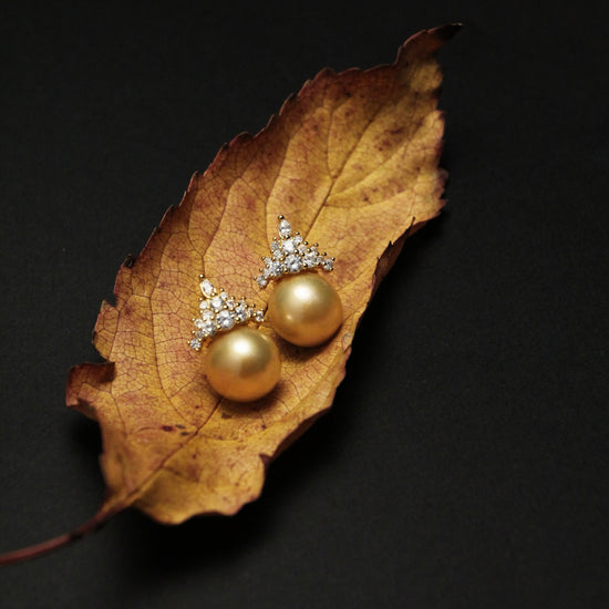 Solara golden Pearl Earrings by NINEMOO – detail view