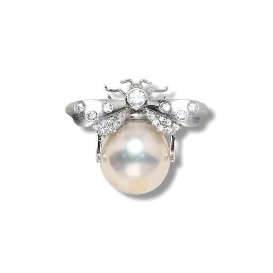 Sovereign Pearl Bee Brooch by NINEMOO – detail view