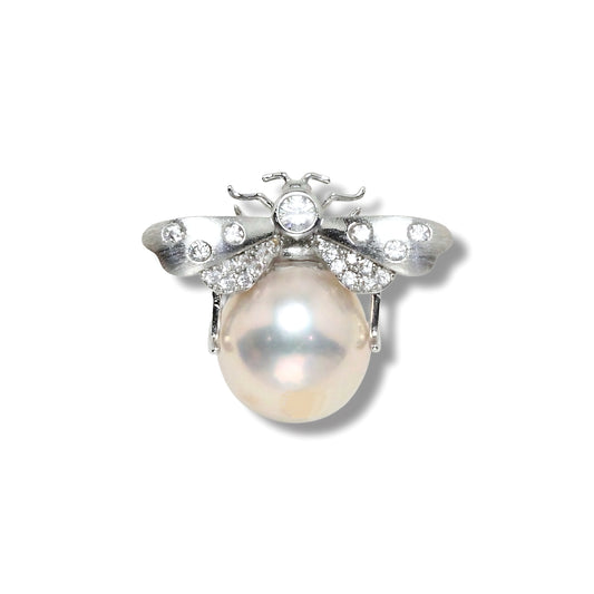 Sovereign Pearl Bee Brooch by NINEMOO – detail view