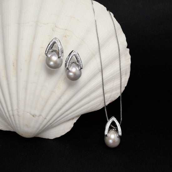 Arché silver grey pearl earrings – styled shell detail