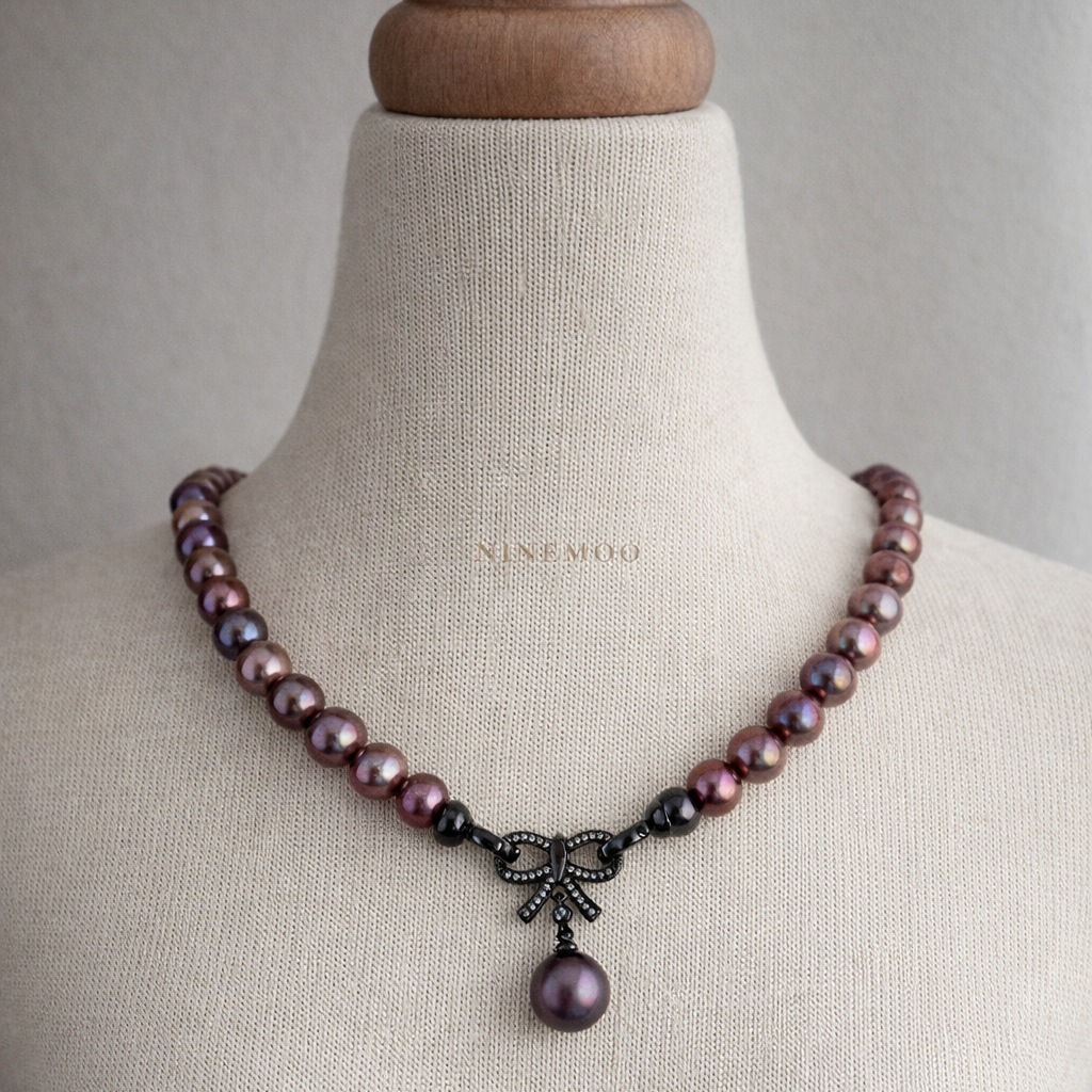 Velours Nocturne Pearl Necklace by NINEMOO – detail view