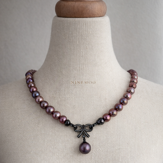 Velours Nocturne Pearl Necklace by NINEMOO – detail view